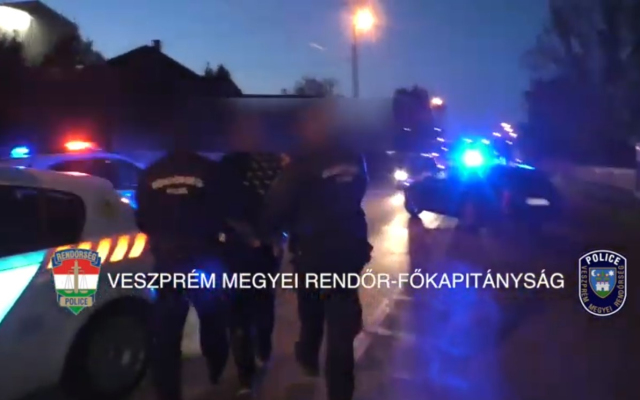 21 Gepkocsit Tort Fel A Par A Papai Rendorok Elfogtak Oket Hirek Infopapa